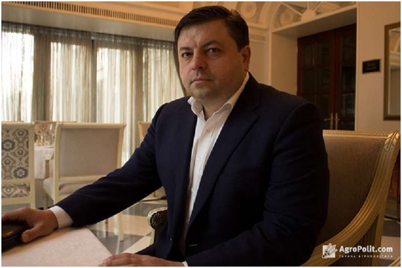 Мироновский хлебопродукт принадлежит давнему общему другу Президента и Премьера &ndash; Юрию Косюку. Укрлендфарминг &ndash; Олегу Бахматюку, который является бизнес партнером депутата и спонсора  kkixuiqxrixekmp