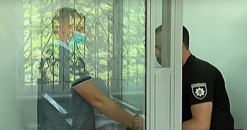 С подозреваемого снимают наручники во время суда. ruireiqduihekmp